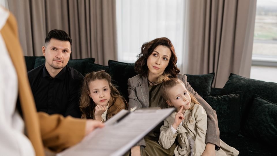 Família ouvindo atentamente durante uma conversa de orientação.