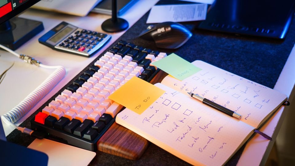 Espaço de trabalho organizado com caderno e checklist.